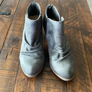 Resort size 7.5 women’s gray booties